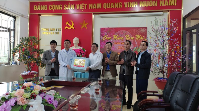 Đồng chí Bùi Văn Lưu – Phó Bí thư Huyện ủy, Chủ tịch HĐND huyện thăm và động viên Cán bộ nhân viên Trung tâm Y tế huyện